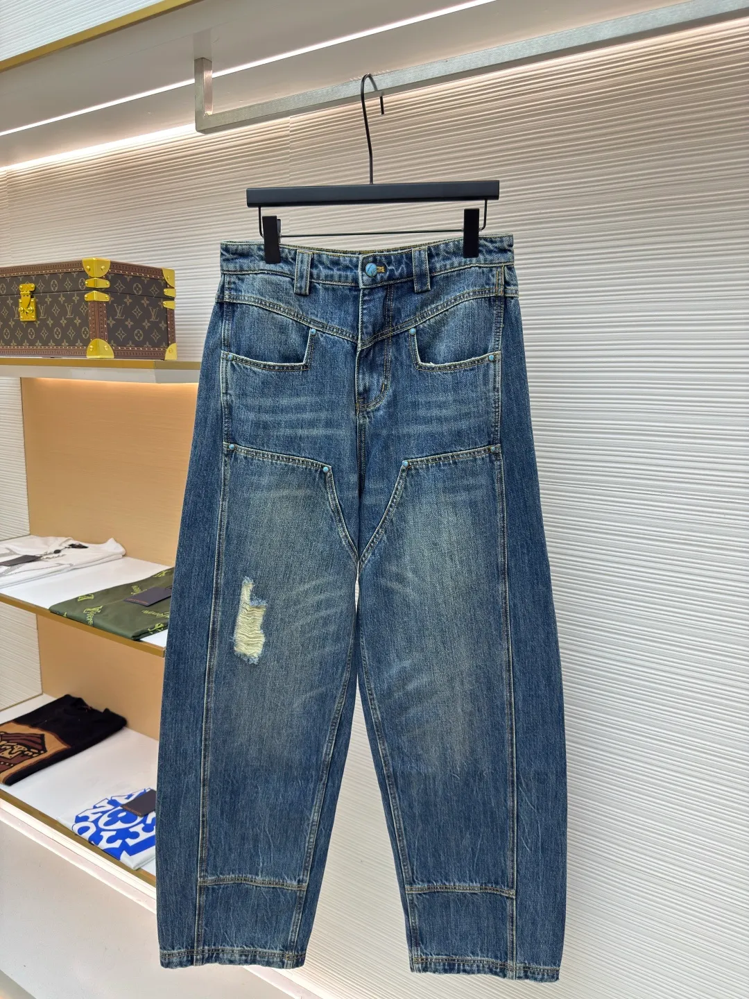 LOUIS VUITTON turquoise frayed work jeans ●Authentic product: Purchased and developed by 15699 ●Item number: 1680527-B35 ●Material: denim fabric ●Technology: frayed production ●Version: Loose fit ●Weight: about 985 grams ●Size: 30-32-34-36 ●Description: Using 7*7 weave 12.5 ounce denim cotton. The weight of the fabric after washing is approximately 420 grams. Wash the garments in batches of 20 pieces to make the color of the garments more even. The garment is frayed and the yeast wash adds to the feel. The access control buttons are made of turquoise material and are made from original molds. Each button features a laser engraved logo. The back leather label uses first-layer cowhide to embosse the icon, and the access zipper uses electroplated distressed I-heads. Made from Japanese washed denim, these jeans feature eye-catching topstitching in a chic wide-leg workwear style, LV logo embroidery on the back pocket, and the brand's exquisite craftsmanship on the ticket pocket and turquoise buttons at the waist. The overall wiring is straight and delicate, the fabric is comfortable and soft, and the color is consistent without color difference. It can be matched with the same style to create a fashionable look and control various occasions. Customized accessories, complete with three standards, same style for men and women!